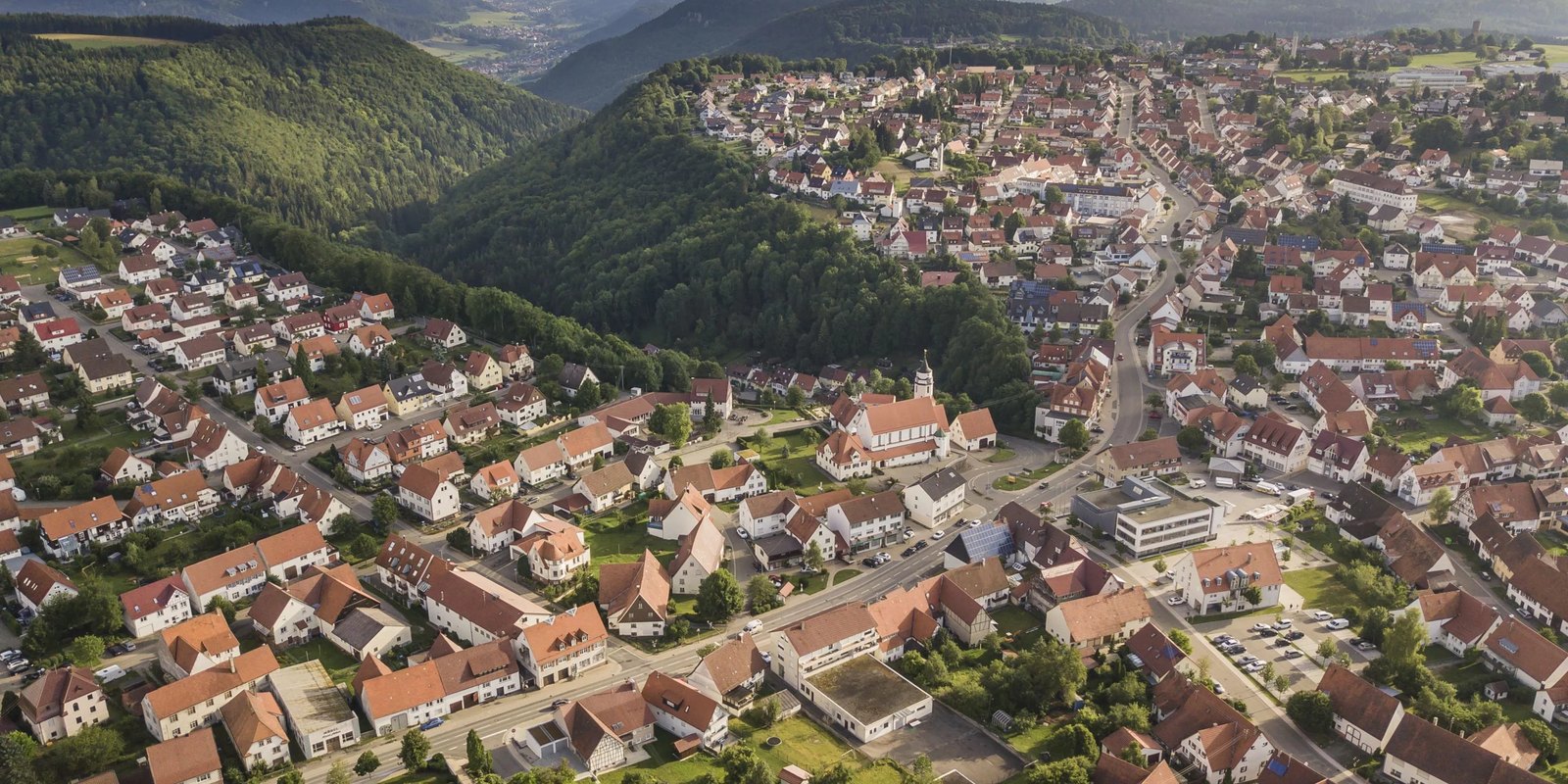Luftbild von Meßstetten auf der Schwäbischen Alb: Dächer der Stadt zwischen Wiesen und Wäldern der Albhochfläche