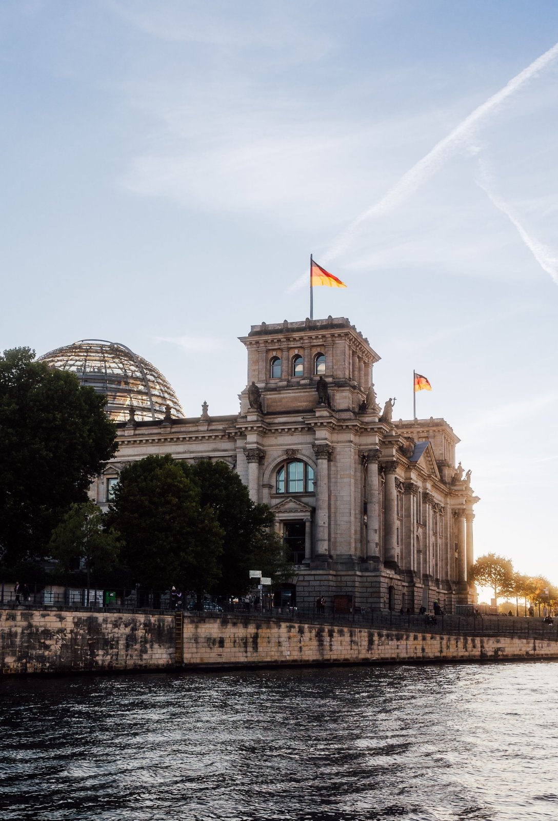 Reichstagsgebäude in Berlin mit Bundesflagge und Kuppel, Sitz des Deutschen Bundestags